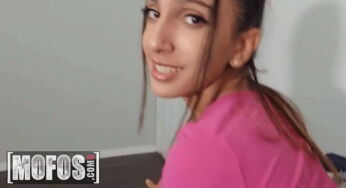 Sevgilisiyle değil üvey babasının koca sikine götünü veriyor